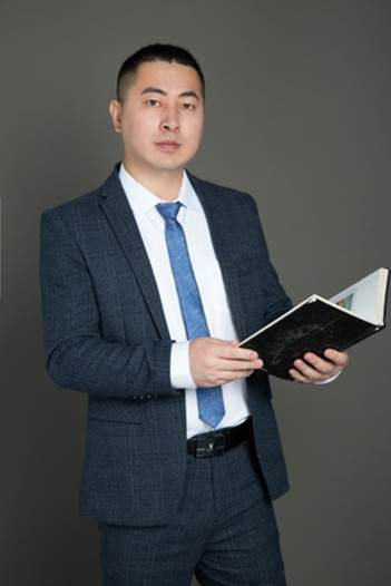 穿西装的男人手里拿着手机描述已自动生成